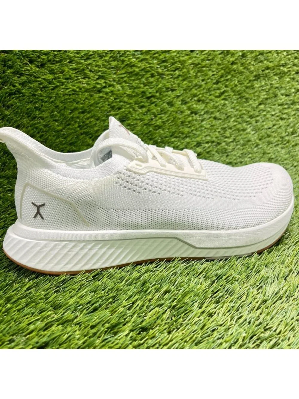 Flux Adapt Runner White Gum Mens Size 9 Womens Size 10.5 Athletic Knit Shoes